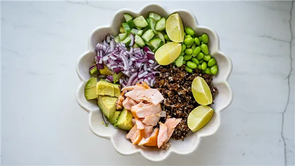 Sałatka z chrupiącym ryżem i łososiem