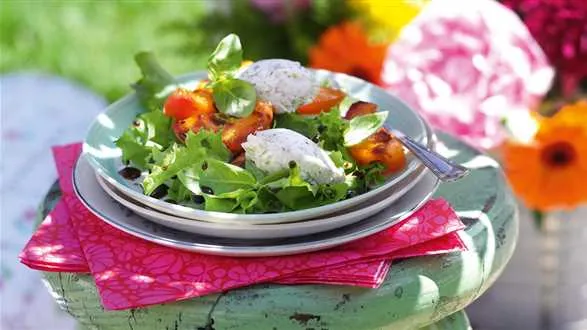 Sałatka z bazylią, jogurtem i smażonymi morelami