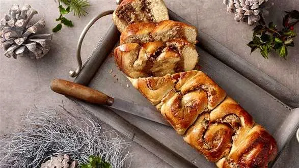 Saksońskie ciasto drożdżowe z marcepanem