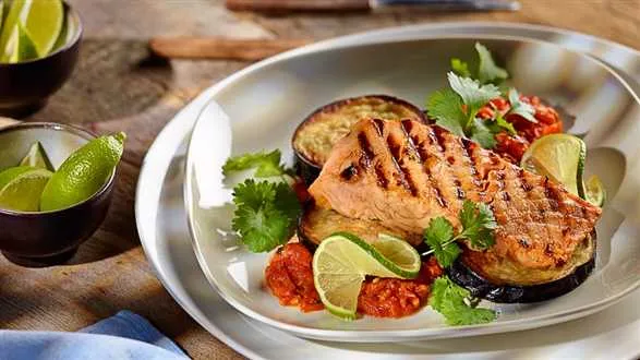 Grillowany łosoś z miodem, musztardą i imbirem