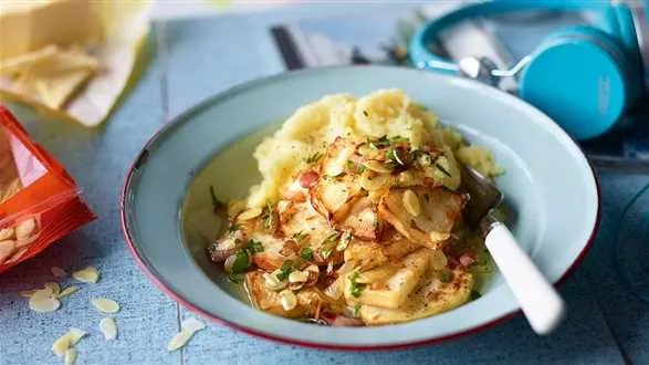 Smażony seler z boczkiem i migdałami