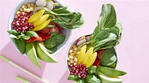 Wegetariańskie bowls z dressingiem miętowym