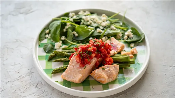 Łosoś na parze z salsą truskawkową