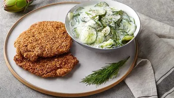 Odchudzony kotlet schabowy na dwa sposoby z mizerią