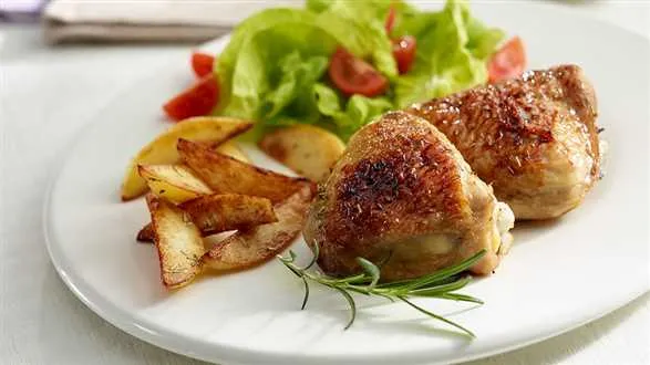 Pieczone udka z kurczaka z cytryną, miodem i zapiekanymi ziemniakami