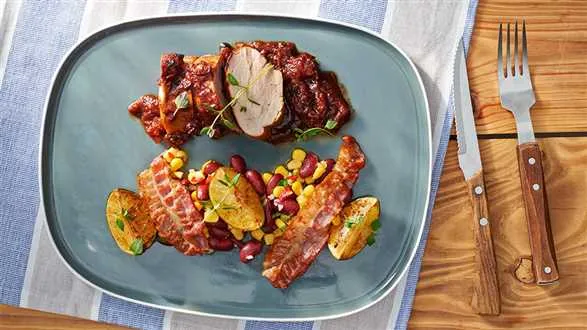 Polędwiczki wieprzowe barbeque z sałatką z fasoli