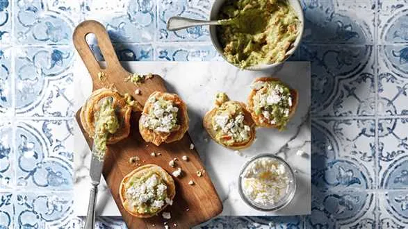 Bliny z kremem awokado i fetą