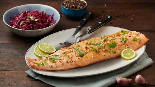 Łosoś pieczony na ogniu z surówką z czerwonej kapusty