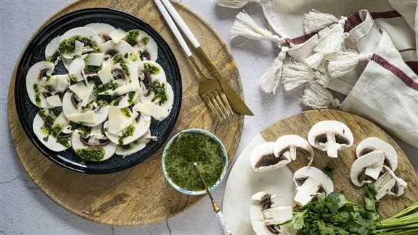 Carpaccio z pieczarek z serem Mahon