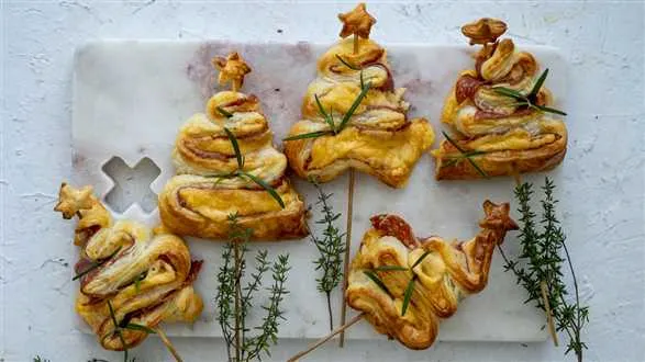 Choinki z salami i serem cheddar