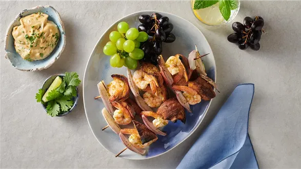 Szaszłyki z krewetek i chleba z aioli w stylu karaibskim