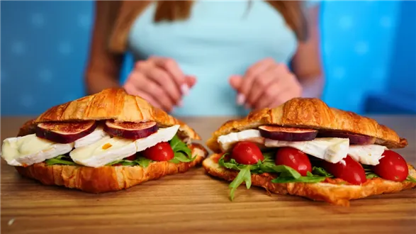 Croissant z pesto i francuskim serem