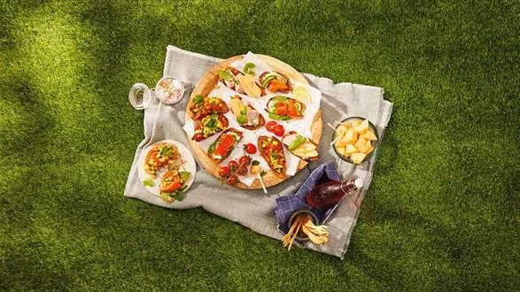 Crostini z serkiem, ogórkiem i łososiem