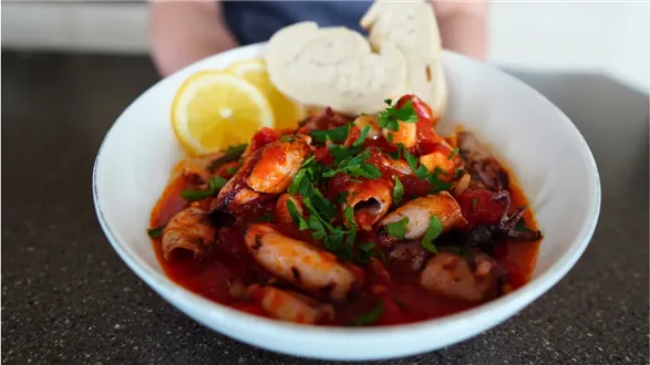 Kalmary z czosnkiem i sofrito pomidorowym