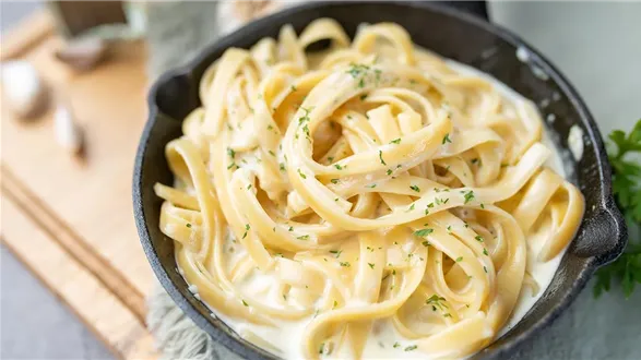 Fettuccine Alfredo – przepis na kultowy makaron