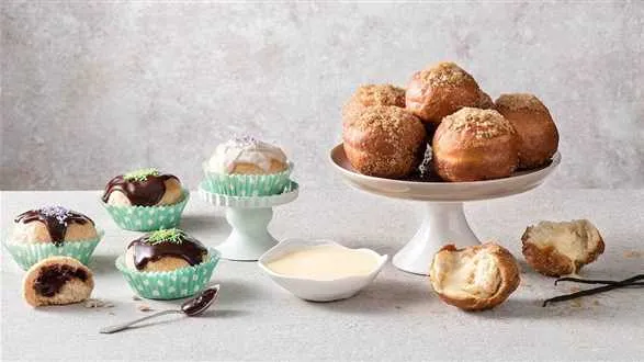 Tradycyjne pączki z kremem budyniowym