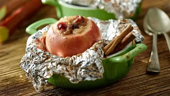 Grillowane jabłka nadziewane rabarbarem i żurawiną