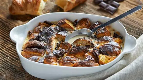 Czekoladowy pudding z croissantów