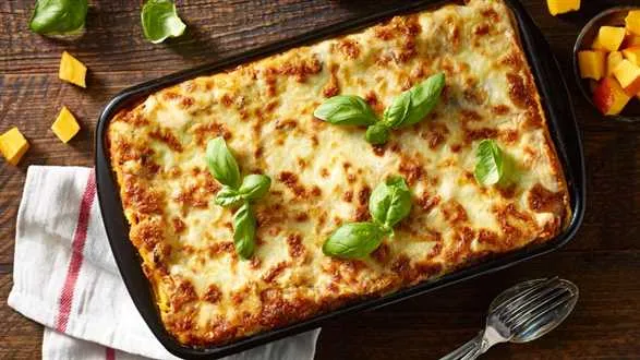 Lasagne z mozzarellą, dynią i suszonymi pomidorami