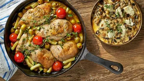 Kurczak z tymiankiem, oliwkami, pomidorami i cukinią w clafoutis z bakłażana