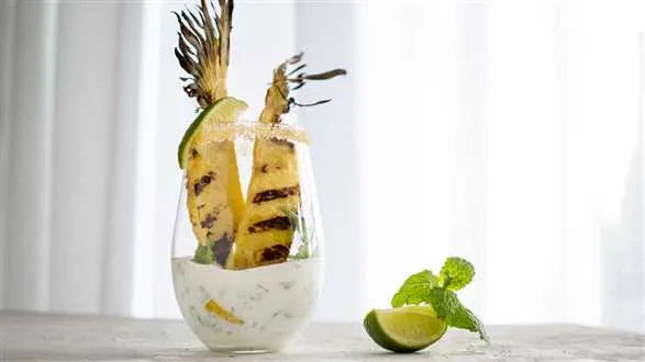 Grillowany ananas z jogurtem mojito
