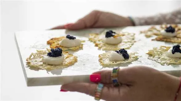 Chipsy grana padano z kawiorem