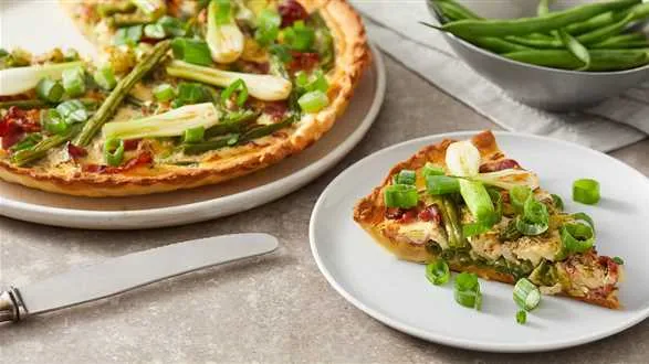 Tarta z boczkiem, porem i fasolką szparagową