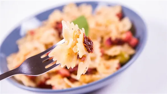 Sałatka z makaronem i suszonymi pomidorami