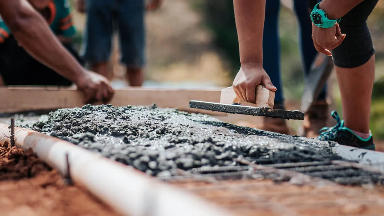 Ile waży metr sześcienny betonu? Zaskakujące różnice w wadze!