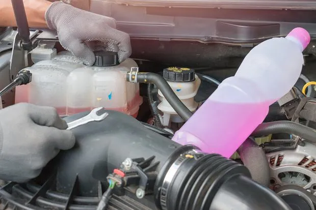 Woda w chłodnicy? Kiedy ratuje, a kiedy niszczy silnik!