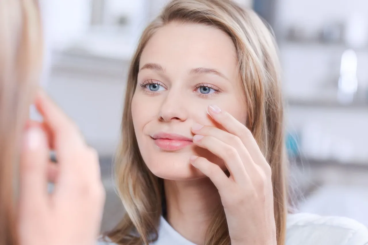 Meszek na twarzy: przyczyny, skuteczne metody usuwania i obalamy mity