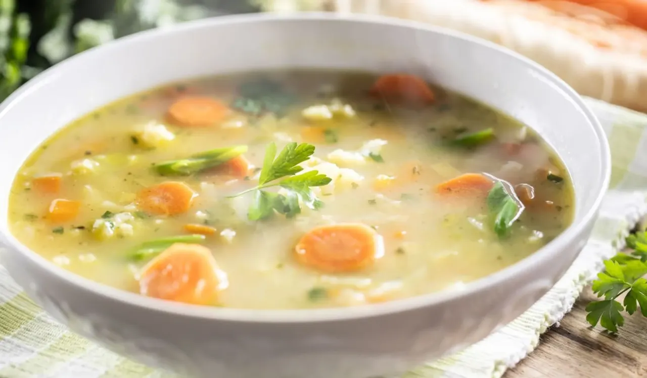 Jaką zupę do placków ziemniaczanych wybrać, by nie żałować?