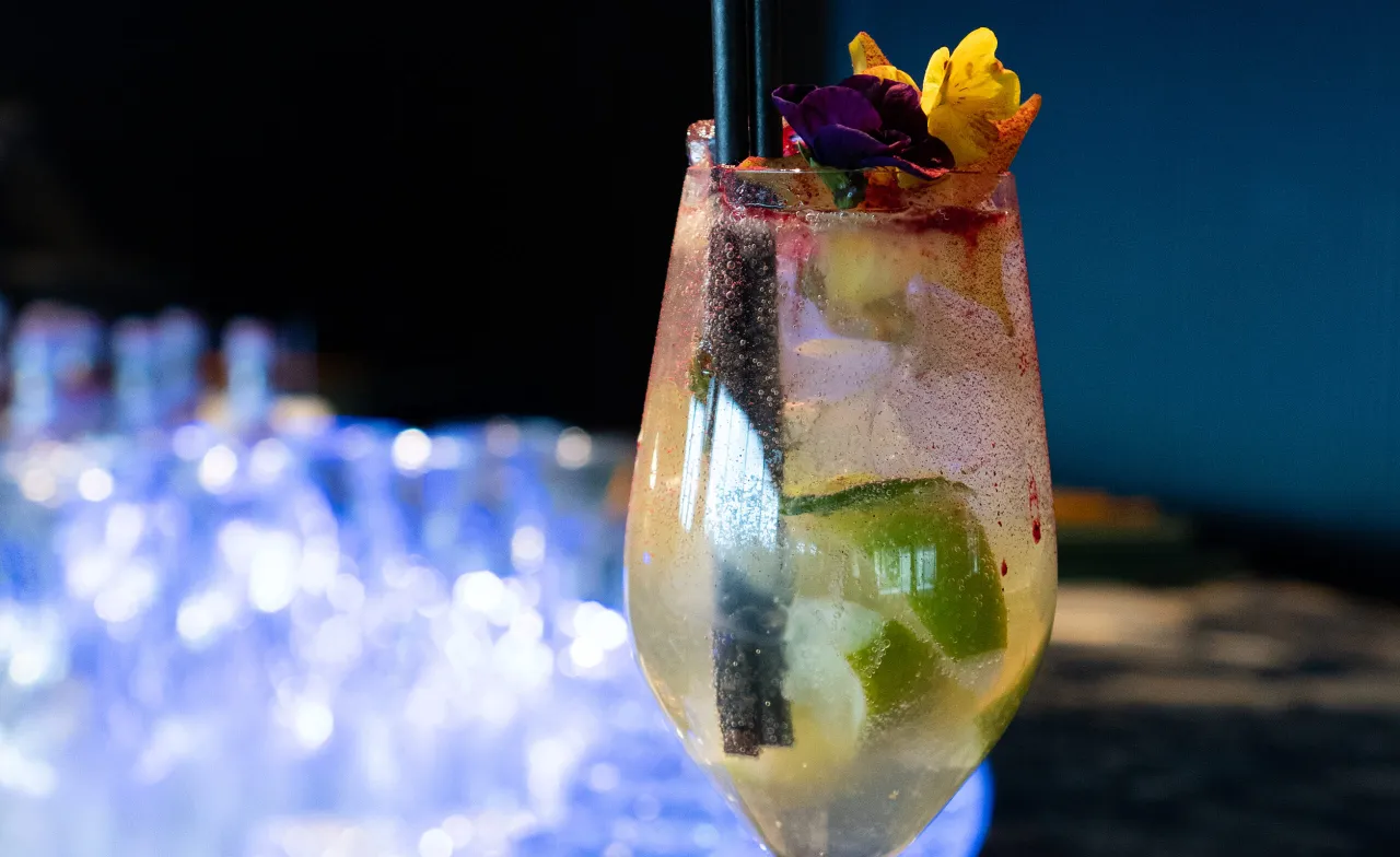 Jak zrobić drink hugo: prosty przepis na orzeźwiający koktajl