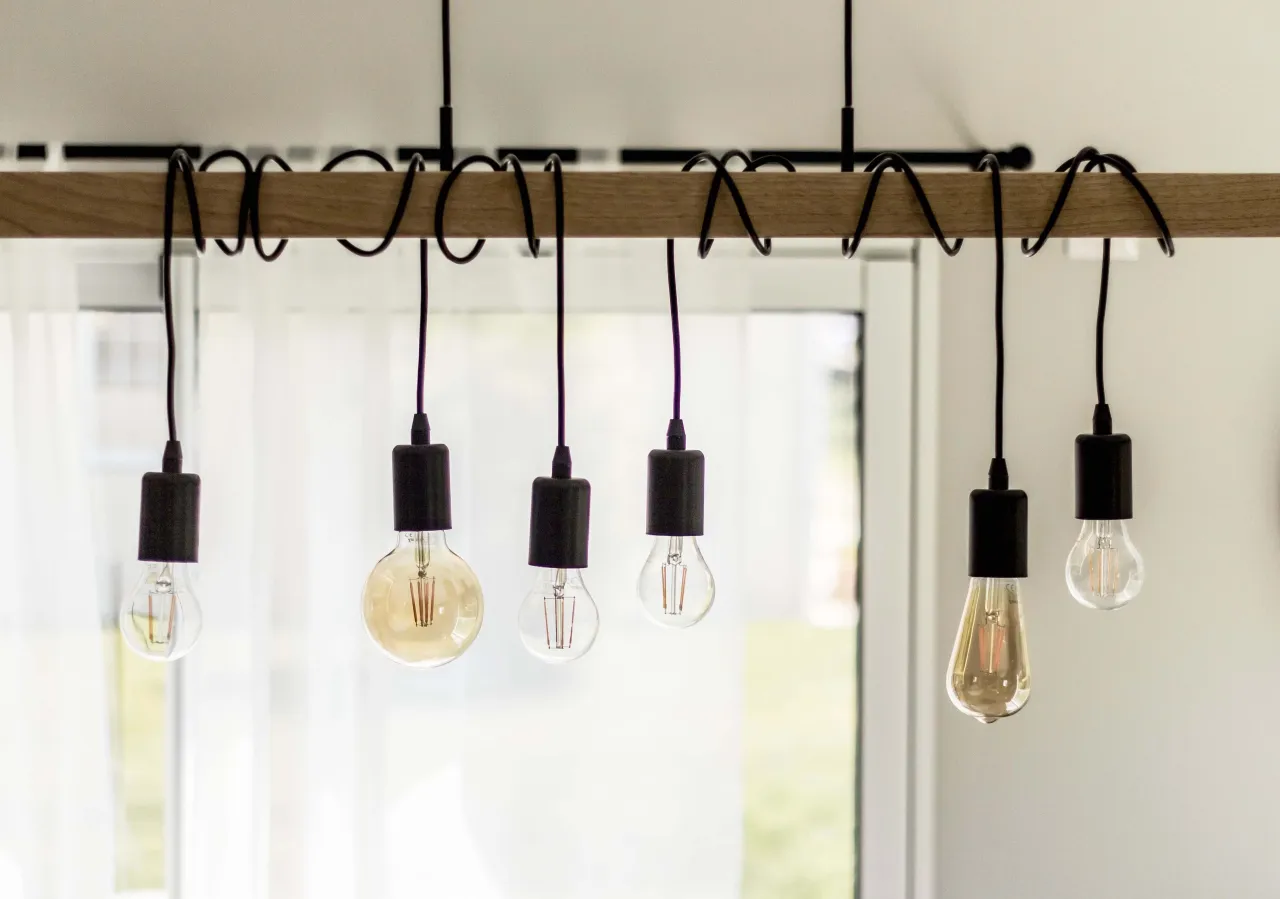 Jak zrobić żyrandol z drewna – proste kroki do efektownej lampy