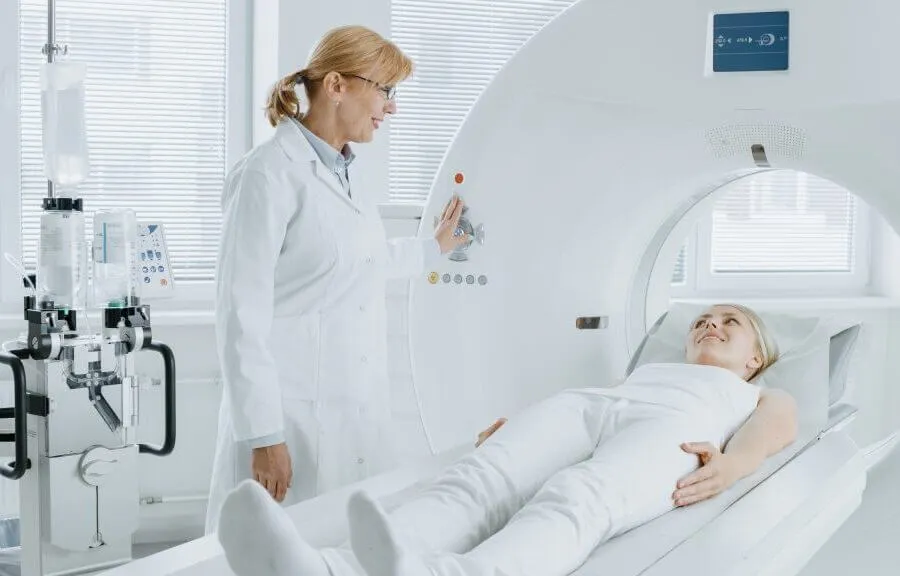 Czy po badaniu PET można prowadzić samochód bez obaw o skutki?