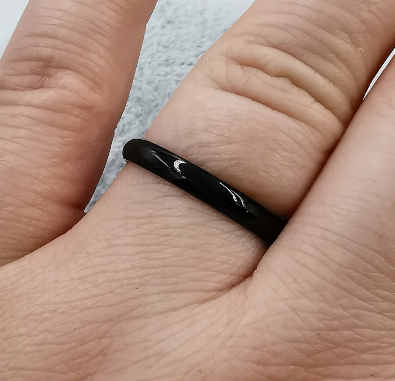 Czarna obrączka damska znaczenie: odkryj jej unikalne symbole i emocje