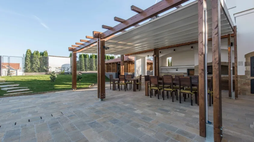 Jak zbudować pergolę? Poradnik DIY krok po kroku + koszty