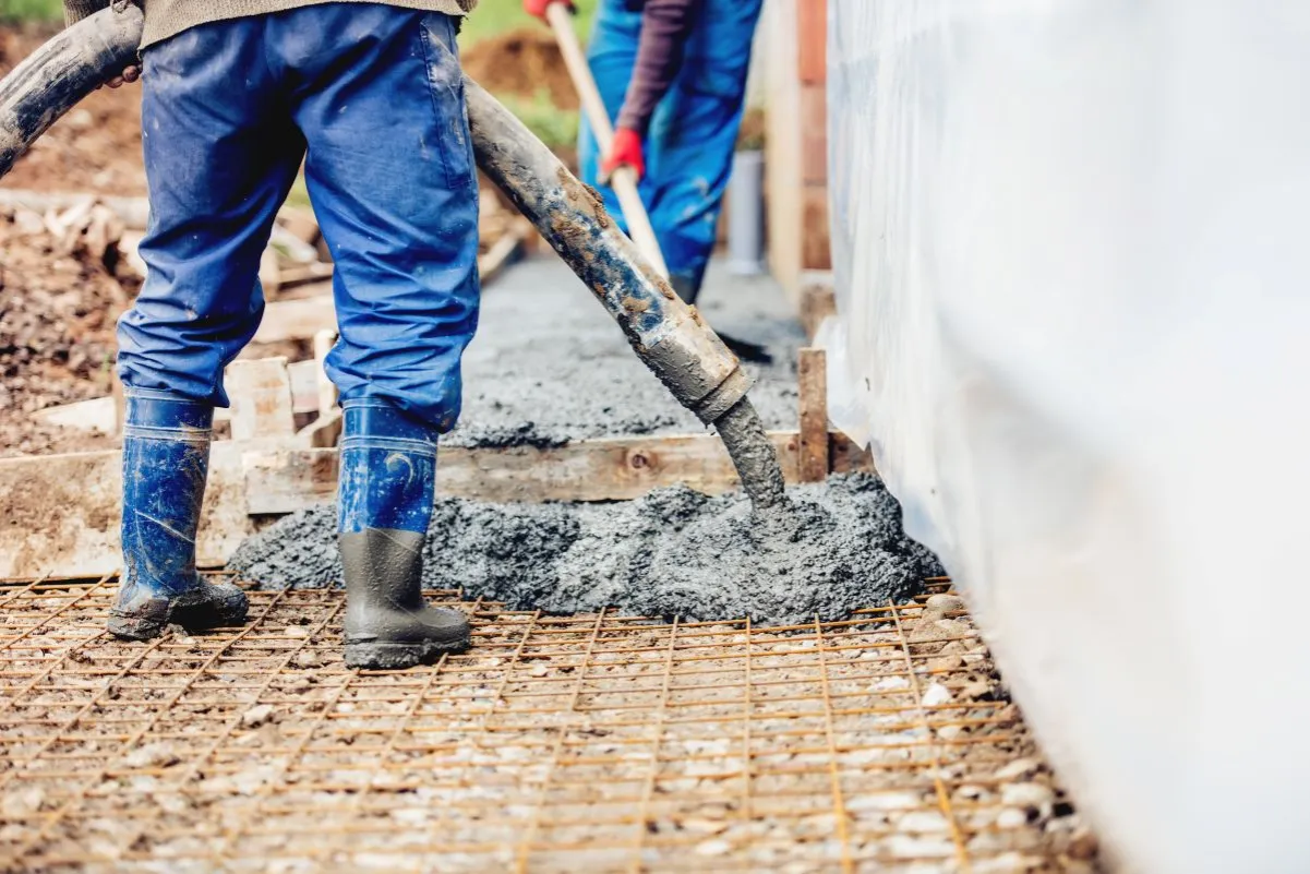 Ile waży suchy beton? Precyzyjne dane i praktyczne obliczenia
