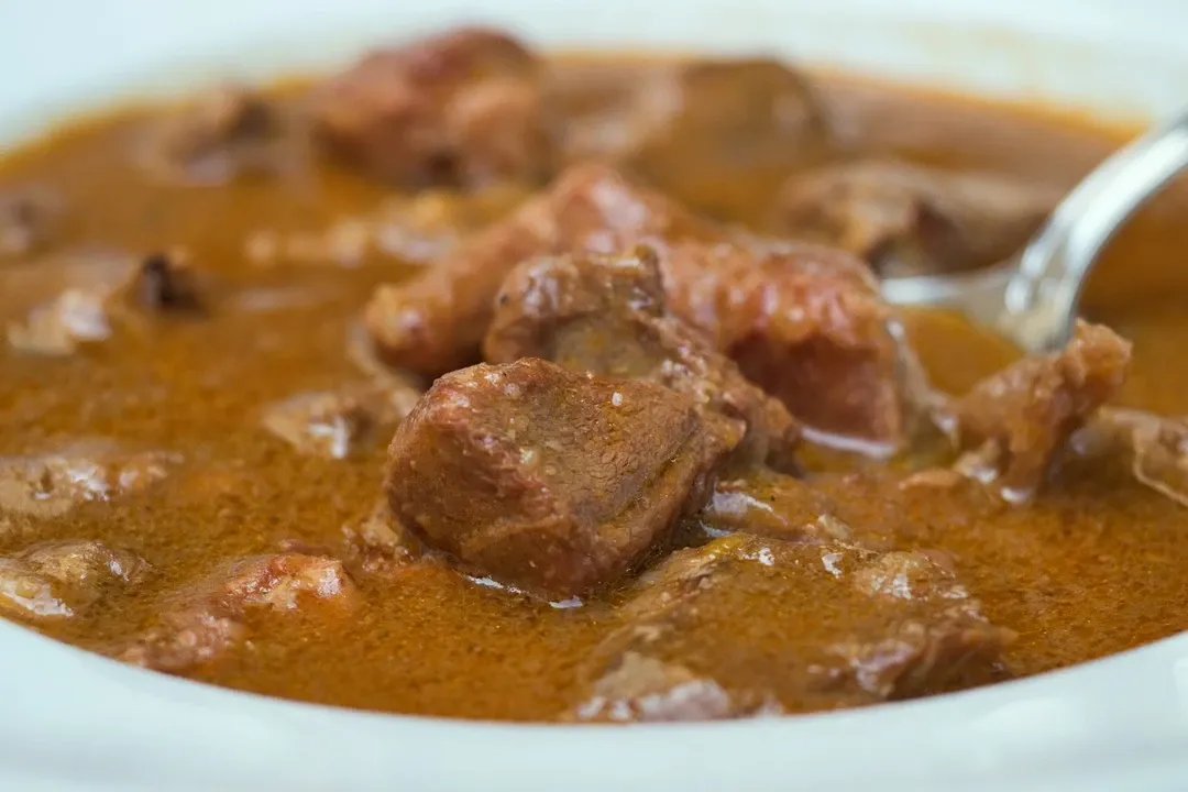 Jak zrobić dobry gulasz z jelenia, który zachwyci smakiem i aromatem