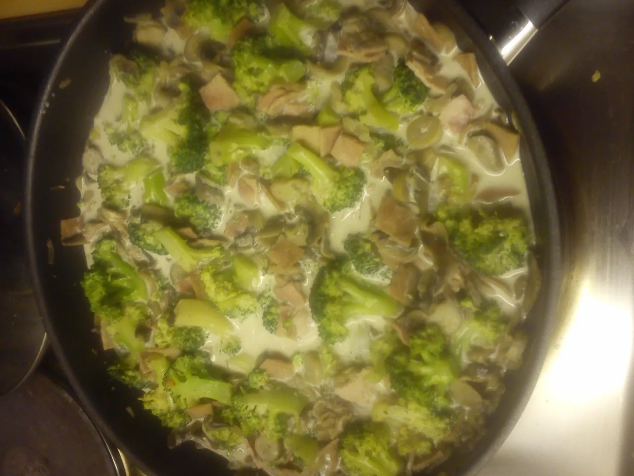 Penne z brokułami w sosie śmietanowym – szybki przepis na obiad