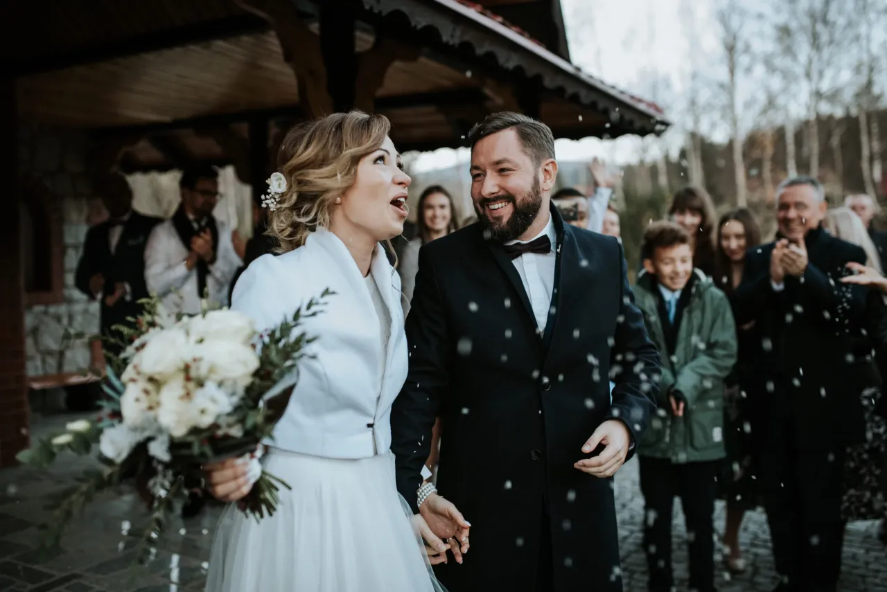 Wesele zimą co ubrać: eleganckie i ciepłe stylizacje na zimowe przyjęcie