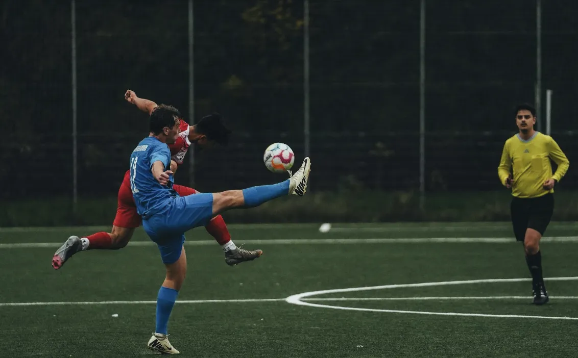 Gra ręką w piłce nożnej – jak sędziowie interpretują przepisy?