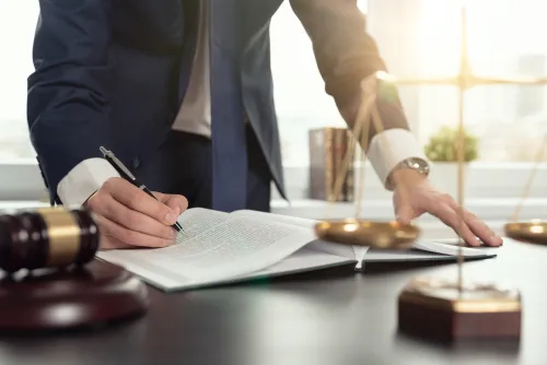 Ile zarabia radca prawny w kancelarii? Zaskakujące różnice w wynagrodzeniach