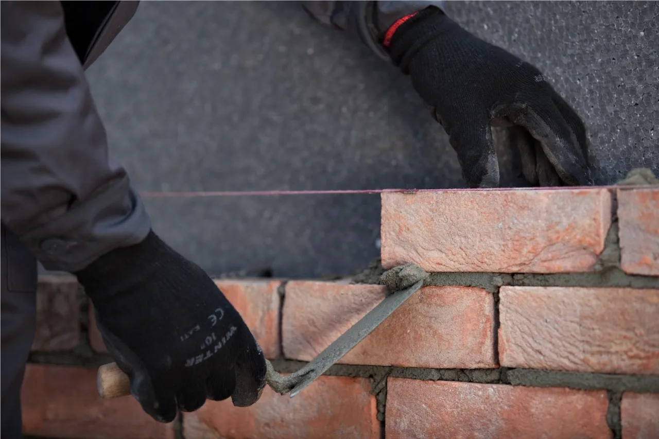 Murowanie ścian działowych - poradnik DIY, koszty, błędy