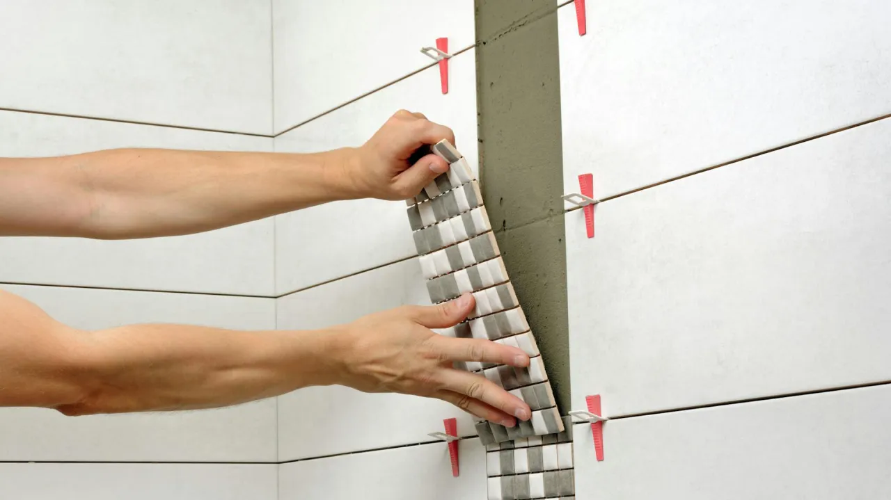 Jak układać płytki na ścianie w łazienkach bez błędów i stresu