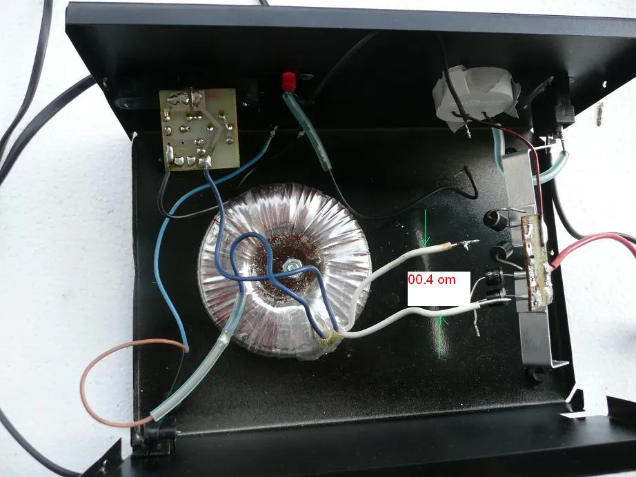 Prostownik Romstan jak ładować akumulator bez ryzyka przeładowania