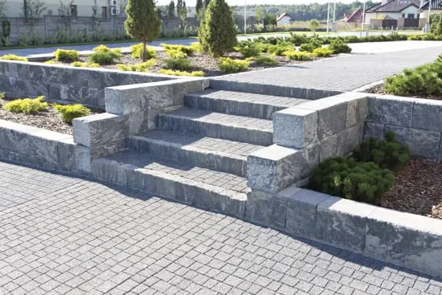 Jak zrobić schody z kostki – uniknij najczęstszych błędów w budowie