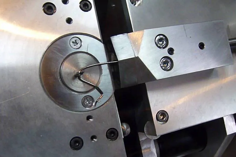 Narzędzia do gięcia drutu: techniki i metody formowania metalu