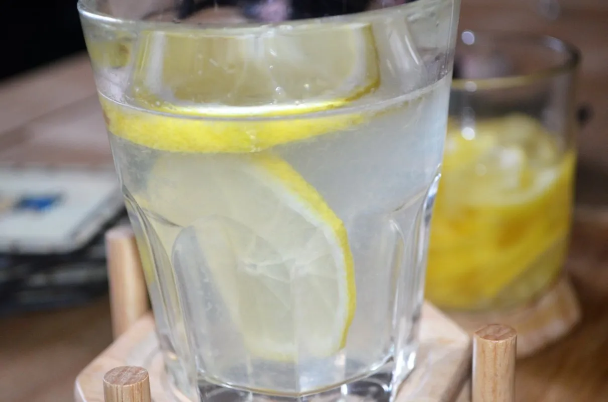 Orzeźwiający napój cytrynowy, który zaspokoi twoje pragnienie latem