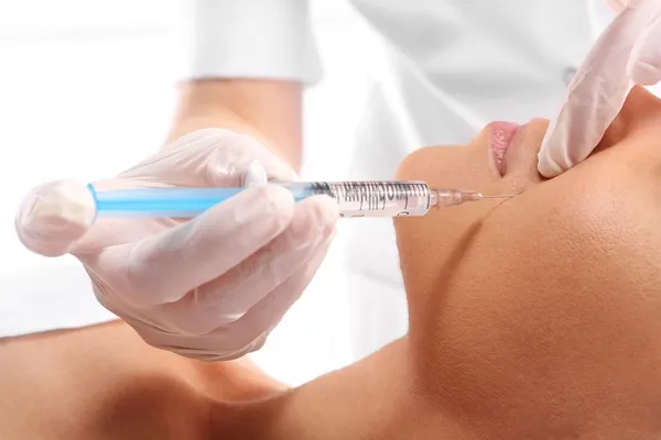 Jak wstrzyknąć kwas hialuronowy - uniknij najczęstszych błędów i bólu